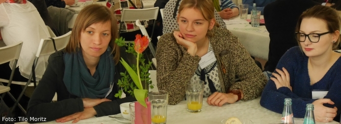 Drei junge Frauen hören interessiert den Ausführungen eines Diskussionspartners in den Gesprächsrunden auf der Auftaktveranstaltung zur Landesaktionswoche Freiwilligendienste in Sachsen am 20. April 2017 in Dresden zu.