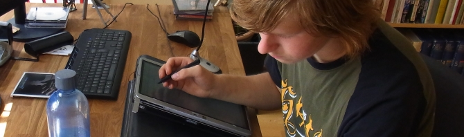Ein Jugendlicher sitzt am Schreibtisch und nimmt mit dem Projekt TOIS über den Computer am Unterricht teil. Auf einem Tablet schreibt er mit einem Stift.