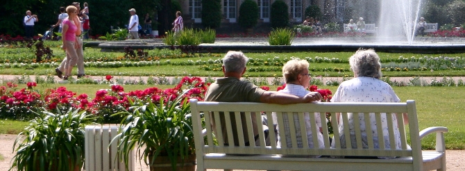 Ältere Menschen genießen einen Sonnentag auf einer Bank. Alter Rente Lebensabend