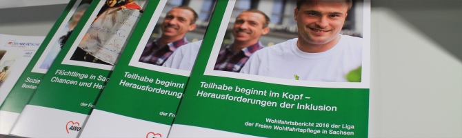 In einer Auslage liegen Exemplare des Wohlfahrtsberichtes 2016 der Liga der Freien Wohlfahrtspflege in Sachsen.