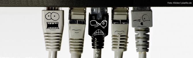 Internetsicherheit: Fünf Lan-Stecker sind an einem Computer angebracht. Jeder Stecker hat ein Gesicht. Der mittlere Stecker ist schwarz und hat eine böse Grimasse.