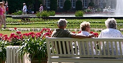 Ältere Menschen genießen einen Sonnentag auf einer Bank. Alter Rente Lebensabend
