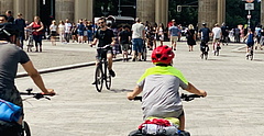 Fahrradfahrer mit auf dem Pariser Platz in Berlin.