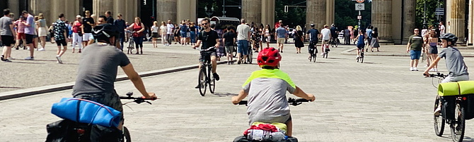 Fahrradfahrer mit auf dem Pariser Platz in Berlin.
