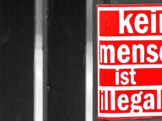 Aufkleber mit dem Schriftzug: Kein Mensch ist Illegal