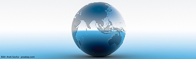 Eine silbern-blau schimmernde Weltkugel. (Arek Socha - pixabay.com)