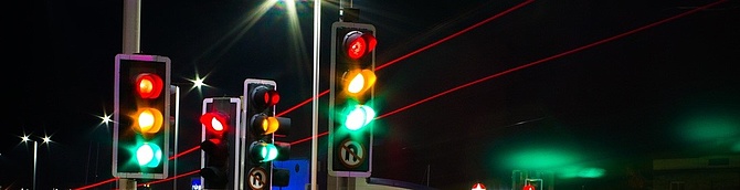 Symbolbild: Ampeln an einer Straßenkreuzung (Foto: pxhere.com)