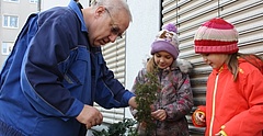 Ralf Wesemann bei seinem Freiwilligendienst einer Ganztagsgrundschule in Dresden (FDAG, Sachsen)