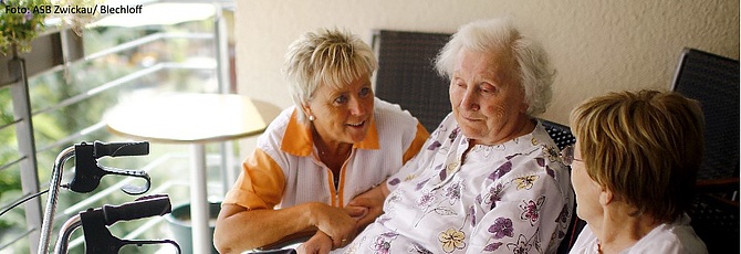 Eine Pflegekraft im Gespräch mit älteren Damen. (Foto: ASB Zwickau/ Blechloff)
