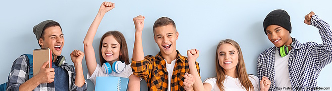 Symbolbild: Fünf Jugendliche stehen nebeneinander und freien sich. (Olga Yastremska - stock.adobe.com)