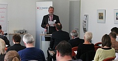 Publikum hört dem Vortrag von Prof Martin Beck auf Führungskräftekonferenz 2016 des Paritätischen Sachsen in Dresden "Ehrenamtliche Vorstände und Aufsichtsräte gewinnen und binden" zu.