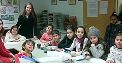 Kinder sitzen an einem Tisch im Kinder- und Elternzentrum Kolibri e.V. in Dresden.