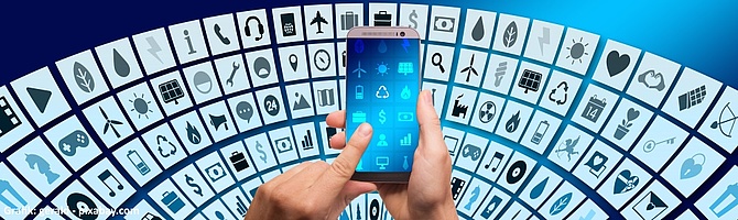 Symbolbild: Hände tippen auf einem Smartphone und sind umringt von Symbolen digitaler Anwendungen. (gerald - pixabay.com)