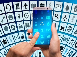 Symbolbild: Hände tippen auf einem Smartphone und sind umringt von Symbolen digitaler Anwendungen. (gerald - pixabay.com)