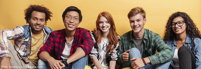 Fünf Jugendliche sitzen nebeneinander.