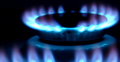 Symbolbild Energie: Eine blaue Gasflamme brennt vor einem dunklen Hintergrund.