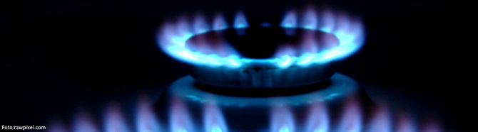 Symbolbild Energie: Eine blaue Gasflamme brennt vor einem dunklen Hintergrund.