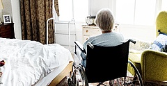 Ältere Dame im Rollstuhl blickt aus dem Fenster. (Foto: rawpixel Ltd./ Fotolia.com)