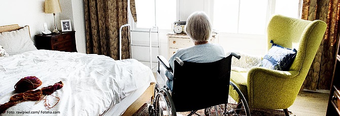 Ältere Dame im Rollstuhl blickt aus dem Fenster. (Foto: rawpixel Ltd./ Fotolia.com)