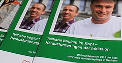 In einer Auslage liegen Exemplare des Wohlfahrtsberichtes 2016 der Liga der Freien Wohlfahrtspflege in Sachsen.