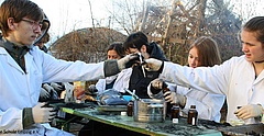 Schüler experimentieren in der Freien Schule Leipzig.