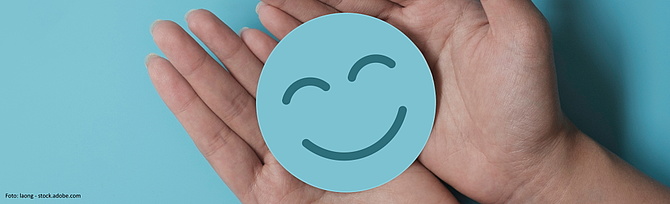 Symbolbild: Ein lächelnder Smiley liegt auf zwei Händen.