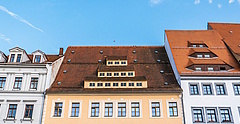 Symbolbild: Häuserzeile in einer sächsischen Kleinstadt
