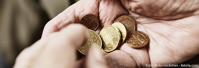 Symbolbild: Kleingeld in einer Hand (Foto: Bilderstoeckchen/ fotolia.com)