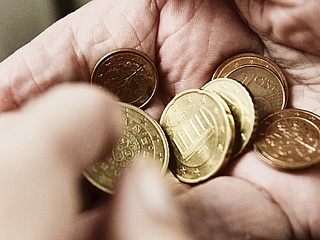 Symbolbild: Kleingeld in einer Hand (Foto: Bilderstoeckchen/ fotolia.com)