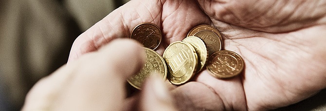 Symbolbild: Kleingeld in einer Hand (Foto: Bilderstoeckchen/ fotolia.com)