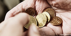 Symbolbild: Kleingeld in einer Hand (Foto: Bilderstoeckchen/ fotolia.com)