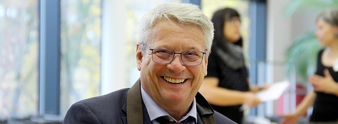 Horst Wehner, ein Herr mit grauem Haar und Brille, lacht freundlich in die Kamera.