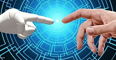 Eine weiße Roboterhand ragt von links ins Bild. Eine menschliche Hand ragt von rechts hinein. Ihre ausgestreckten Zeigefinger berühren einander fast. 