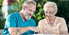 Symbolbild: Pfleger hilft älterer Dame bei der Medikamentenaufteilung (Foto: Uwe Annas)