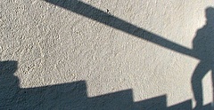 Schatten auf einer Treppe. (Foto: Martin Schemm/ pixelio.de)
