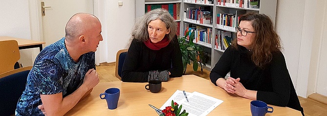 Petra Schickert vom Kulturbüro Sachsen e.V. im Gespräch mit Kolleg*innen Sandra Schneider (r.) und Danilo Starosta (l.).