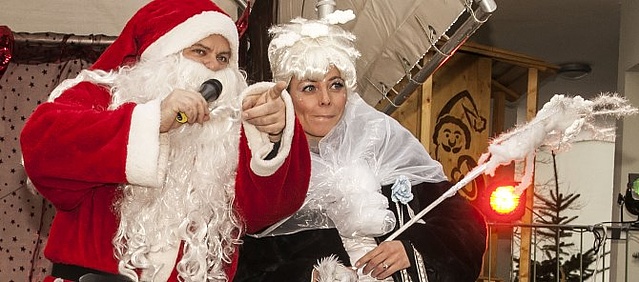 Der Weihnachtsmann und die Schneekönigin auf dem Sozialen Weihnachtsmarkt Sonnenstein.