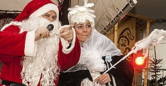 Weihnachtsmann und Schneekönigin auf dem Sozialen Weihnachtsmarkt Sonnenstein 
