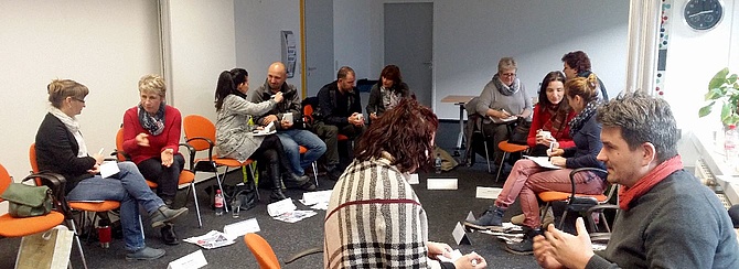 Pädagogische Fachkräfte sitzen in Gruppen und diskutieren in einer Zukunftswerkstatt über Grundschule, Hort und Ganztagsangebote (GTA). Paritätischer Sachsen.