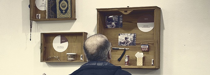 Ein Mann steht vor Schubladen mit Vorurteilen. (Foto: Verband Binantionaler Familien und Partnerschaften)