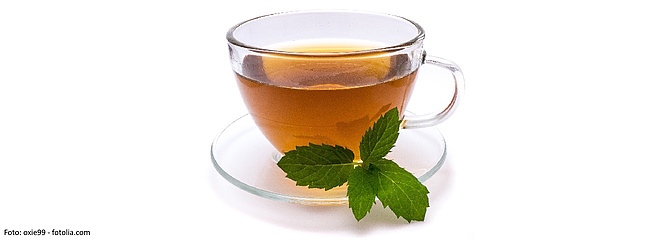 Symbolbild: Eine Glastasse mit Tee (Foto: oxie99 - stock.adobe.com)
