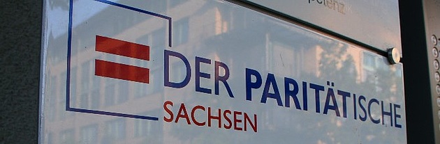 Eingangsschild Landesgeschäftsstelle des Paritätischen Sachsen in Dresden