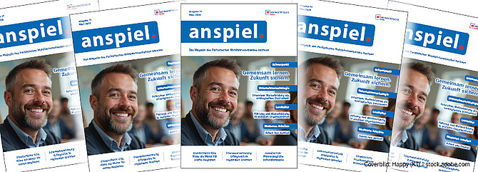 Header Magazin anspiel., Ausgabe 1.26: Fünf Ausgaben der aktuellen Ausgabe liegen aufgefächert nebeneinander.