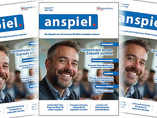 Header Magazin anspiel., Ausgabe 1.26: Fünf Ausgaben der aktuellen Ausgabe liegen aufgefächert nebeneinander.
