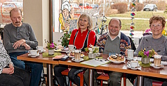 Menschen sitzen in einem Cafe an einem Tisch mit Kuchen und Kaffee. (Foto: Klaus Poepperl)