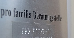 Eingangsschild zur pro familia Beratungsstelle