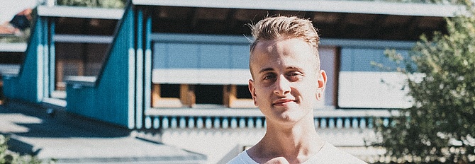 Ein Jugendlicher mit blondem Haar steht vor der Kita "Kleiner Moritz" in Moritzburg in der er seinen Freiwilligendienst (FSJ) macht.