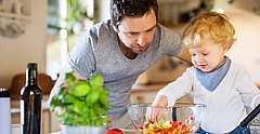 Vater und Sohn kochen gemeinsam. (Foto: halfpoint/ fotolia.com)