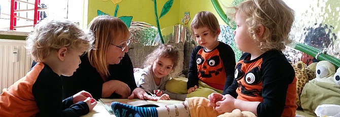 Tagesmutter Sylvia Thäder-Zabel aus Leipzig mit ihren Tageskindern