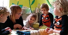 Tagesmutter Sylvia Thäder-Zabel aus Leipzig mit ihren Tageskindern